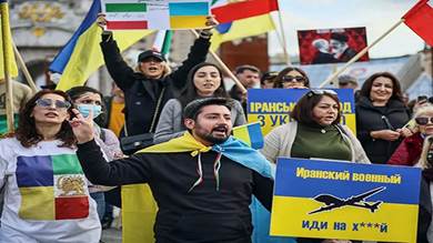إيرانيون يعيشون في أوكرانيا يشاركون بوقفة احتجاجية في وسط كييف بأوكرانيا ضد تزويد الحكومة الإيرانية روسيا بطائرات بدون طيار.
